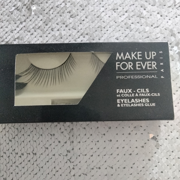 Make Up For Ever eyelashes with glue - Picture 2 of 5